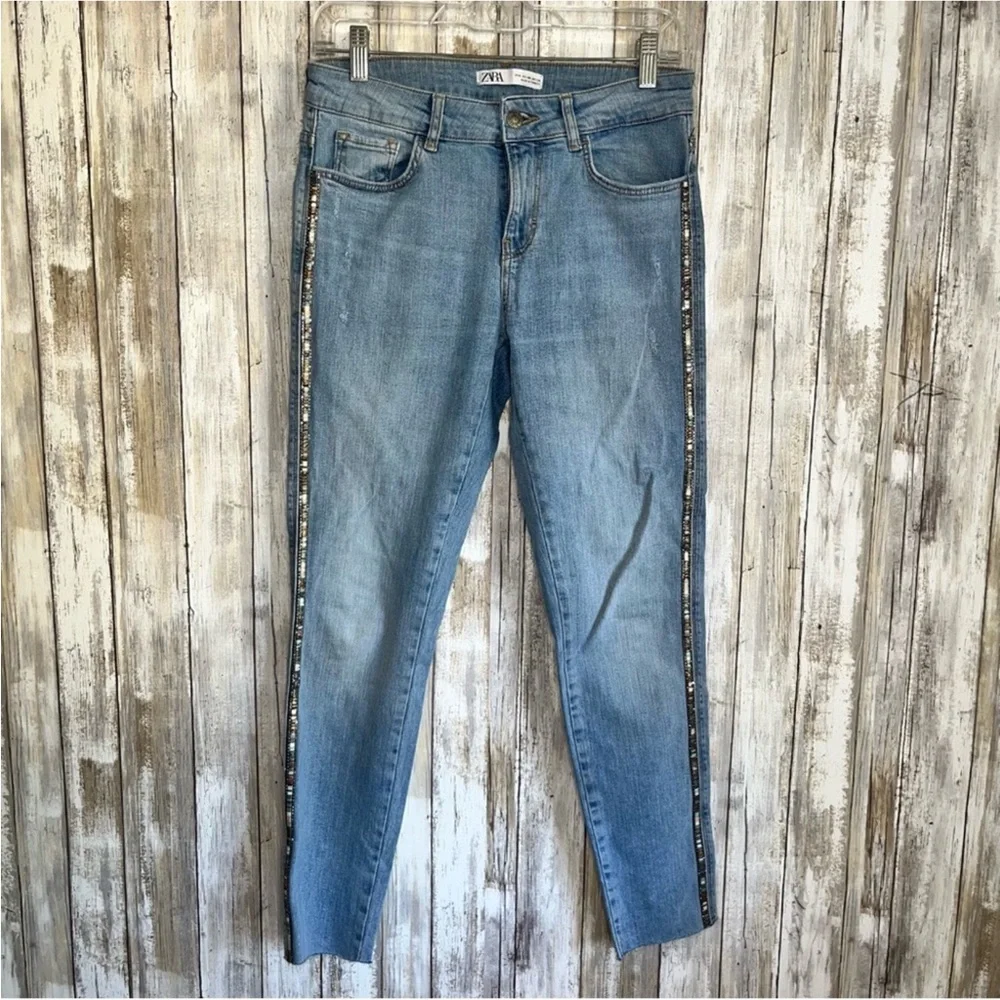 Zara Light Wash Side Embelished Fray Ankle Jeans Distressed Women’s 6 - Picture 2 of 8